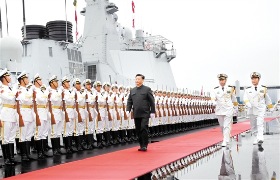 4月23日，在中國人民解放軍海軍70華誕之際，中共中央總書記、國家主席、中央軍委主席習(xí)近平出席在青島舉行的慶祝人民海軍成立70周年海上閱兵活動。圖為習(xí)近平檢閱海軍儀仗隊。新華社
