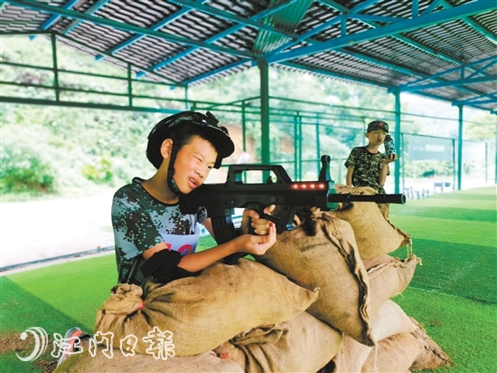 步槍精度射擊訓(xùn)練。