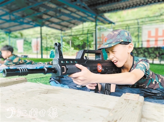 小營(yíng)員們進(jìn)行臥姿射擊訓(xùn)練。