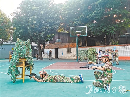 學(xué)生分為紅藍(lán)兩隊(duì)在操場(chǎng)上模擬軍事對(duì)抗。