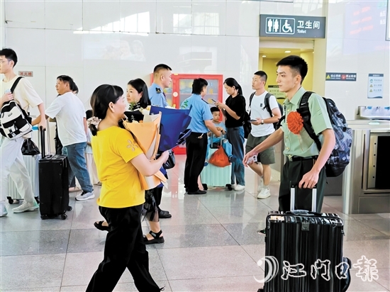 家屬為剛出站的退役軍人獻(xiàn)上花束。