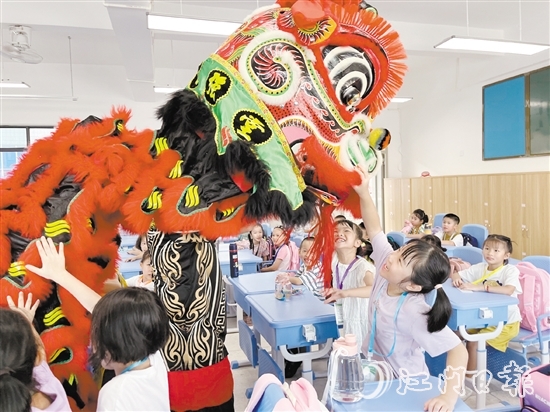 鶴山一中附小邀請(qǐng)醒獅隊(duì)到課室送祝福，學(xué)生與醒獅進(jìn)行互動(dòng)。陳佩筠