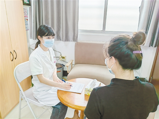 心理治療師為青少年進(jìn)行心理治療。