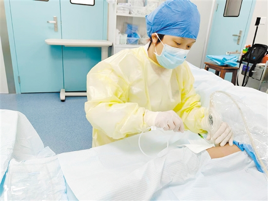 為患者進(jìn)行超聲引導(dǎo)下PICC置管術(shù)。