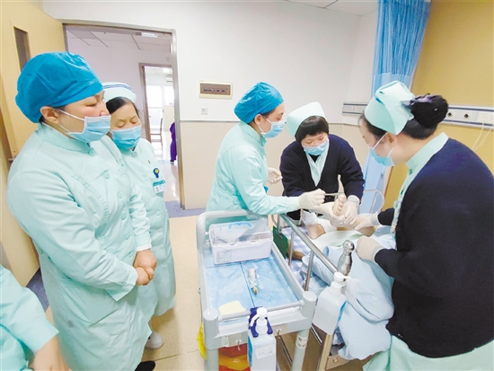 進(jìn)行糖尿病足換藥護(hù)理。