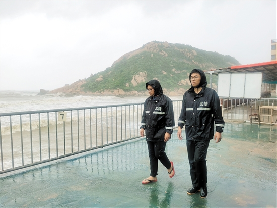 風(fēng)急浪高，北陡鎮(zhèn)工作人員加強(qiáng)對(duì)野灘的巡查力度。趙可義
