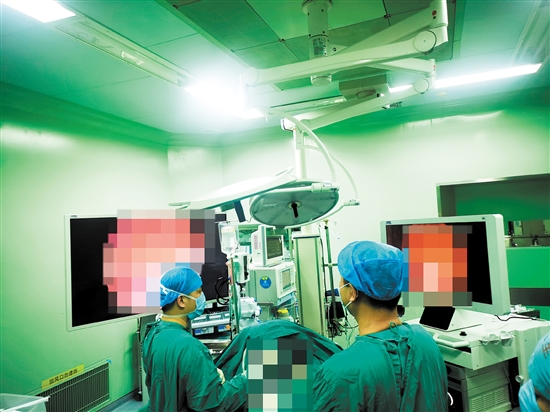 醫(yī)生為患者進(jìn)行手術(shù)治療。