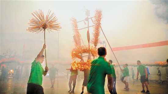 伴隨著鑼鼓聲，北坎村點(diǎn)燃香枝的火龍正在追逐“龍珠”。