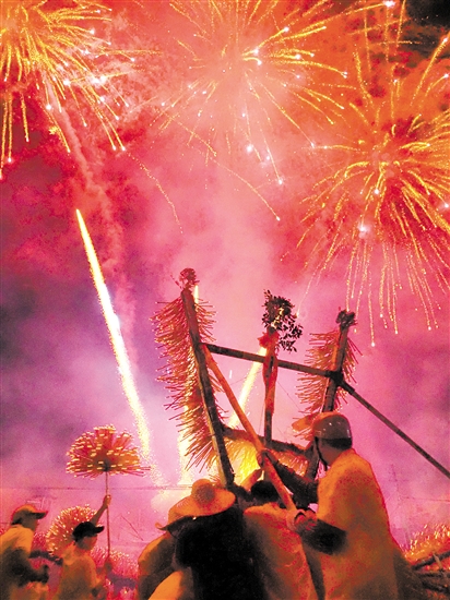 隔朗村火龍節(jié)現(xiàn)場，香火龍與煙花相襯，十分吸睛。