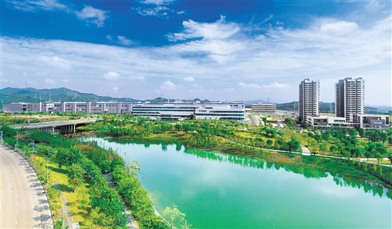 新會智造產(chǎn)業(yè)園鳳山湖園區(qū)納入江門市大型產(chǎn)業(yè)集聚區(qū)北組團范圍，是中歐（江門）中小企業(yè)國際合作區(qū)的重要組成部分，同時納入省產(chǎn)業(yè)轉(zhuǎn)移工業(yè)園管理，已落戶項目7個（投試產(chǎn)項目4個），2023年實現(xiàn)規(guī)上工業(yè)產(chǎn)值約22.65億元。