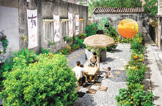 大澤鎮(zhèn)蓮塘村是廣東省“百千萬工程”典型村，該村把推進“美麗庭院”建設(shè)作為婦女群眾參與實施“百千萬工程”的有效途徑，助力農(nóng)村人居環(huán)境改善和鄉(xiāng)風(fēng)文明提升。