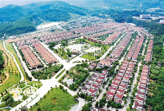 2023年，會城街道奇榜村集體收入突破6000萬元。圖為奇榜新村按園林小區(qū)模式整體規(guī)劃、統(tǒng)一標(biāo)準建設(shè)的401幢農(nóng)民別墅。