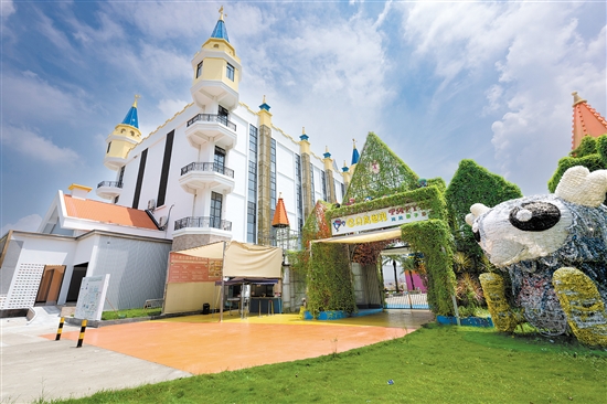 雙水鎮(zhèn)巴貝高親子樂園由江門市巴貝高農(nóng)業(yè)有限公司投資1.2億元盤活雙水龍脊村土地打造的農(nóng)旅綜合體（雙水迪士尼），它將親子娛樂、住宿、培訓(xùn)與創(chuàng)意農(nóng)業(yè)、農(nóng)事體驗、田園社區(qū)有機結(jié)合,