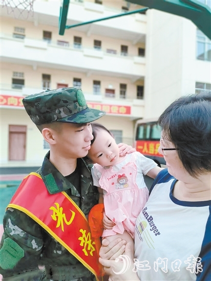 張城昊與依依不舍的妹妹。