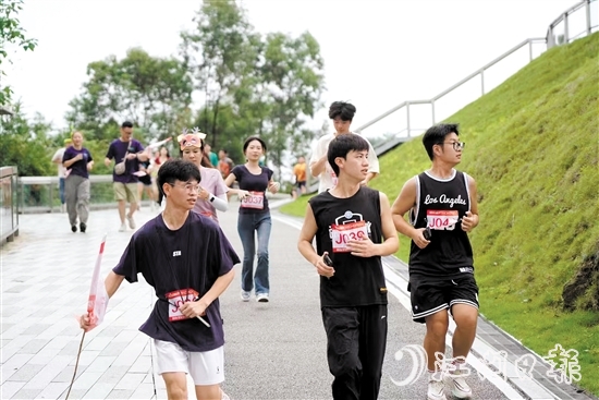 活動(dòng)中，江海市民通過奔跑傳遞愛心。受訪者供圖