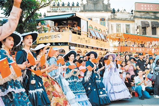 “萬千赤子歌祖國”等活動吸引了大家熱情參與，現(xiàn)場氛圍感拉滿。