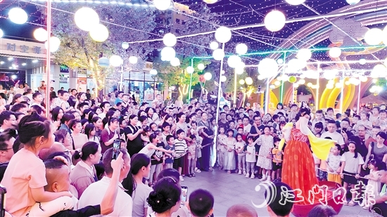 白水帶繽紛樂園內(nèi)，精彩節(jié)目層出不窮，吸引游客觀看。受訪者供圖