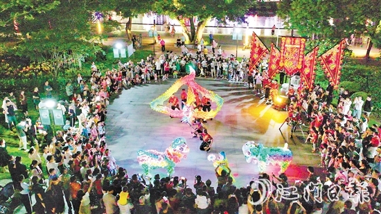 夜光龍?jiān)谝箍罩蟹v，金光閃閃，威武霸氣。付師華