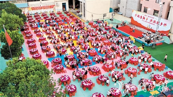 外海街道麻三村開展慈善敬老宴，現(xiàn)場十分熱鬧。