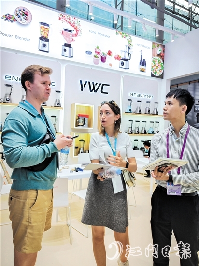 國(guó)外客商在裕威倡電器展位咨詢產(chǎn)品。