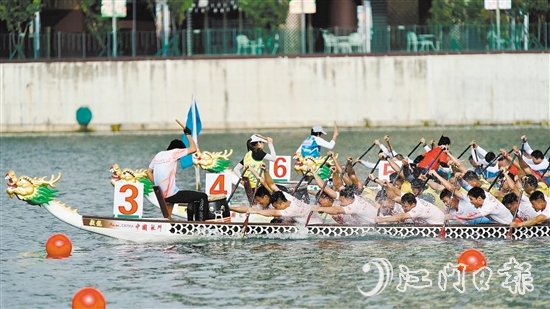比賽中，禮樂禮聯(lián)龍舟隊(duì)劈波斬浪，勇往直前，展現(xiàn)出了團(tuán)結(jié)拼搏、和諧進(jìn)取的龍舟精神。受訪者供圖