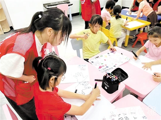 愛(ài)心助教鼓勵(lì)小朋友寫下對(duì)周末課堂的期許。