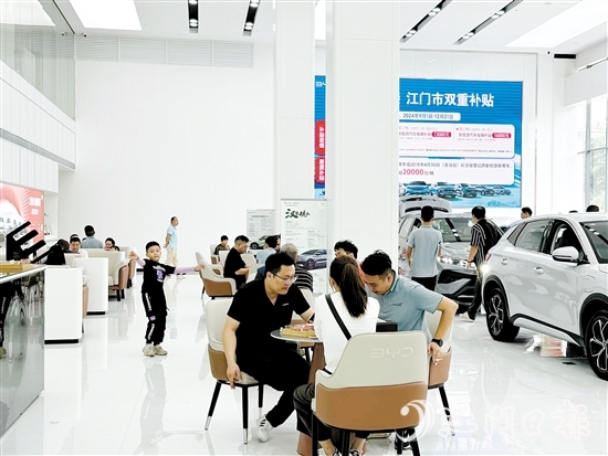 在汽車銷售門店，前來看車購車的市民絡繹不絕。