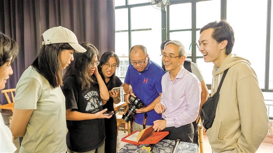 黃植良（穿白衣服者）在“倉東Talk”活動期間，和現(xiàn)場參與者互動。