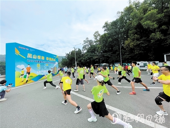 參賽者在工作人員的引導(dǎo)下進(jìn)行賽前熱身。