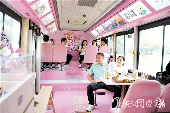 運動員和教練員乘坐“三點三下午茶”公交江海專線，感受江海魅力。