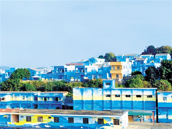 經(jīng)過改造后，鯤鵬村的舊房屋披上具有海洋元素的“外衣”（上圖），村容村貌明顯改善。