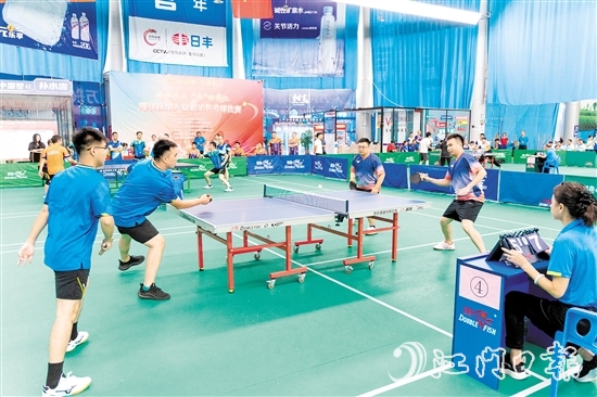 比賽現(xiàn)場(chǎng)，各隊(duì)伍競(jìng)爭(zhēng)激烈，參賽選手不時(shí)秀出精彩球技。