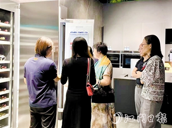 在“以舊換新”補貼的刺激帶動下，市民消費熱情高漲。