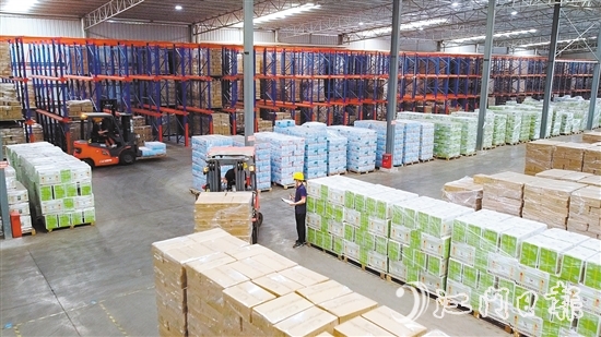 在維生聯(lián)塑的倉儲車間，運貨叉車往來穿梭，工作人員忙著盤點準備運往全國各地的產(chǎn)品。