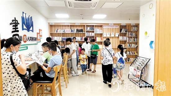 江南街道江翠社區(qū)黨群服務(wù)中心圖書角，一到周末讀者便絡(luò)繹不絕。
