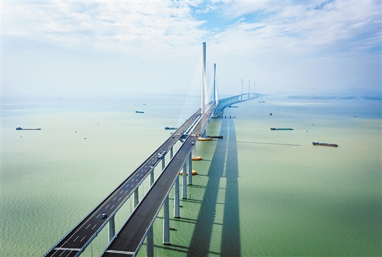 黃茅?？绾Ｍǖ榔鹩谥楹Ｊ懈邫诟蹍^(qū)，東連鶴港高速可直達(dá)港珠澳大橋，與高欄港高速、珠海機(jī)場(chǎng)高速、江珠高速相接，西經(jīng)崖門(mén)口跨黃茅海，穿越臺(tái)山廣海灣片區(qū)，連接西部沿海高速、新臺(tái)高速，可直達(dá)陽(yáng)江、粵西腹地。