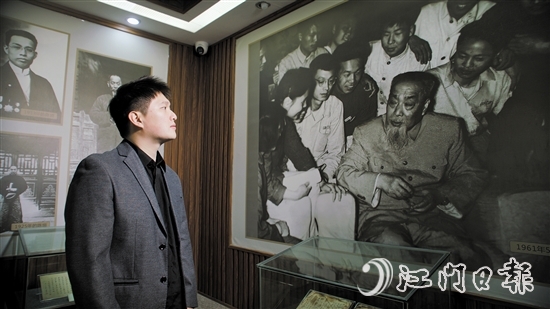 陳浩寧通過圖片了解陳垣先生的生平事跡、卓越成就。