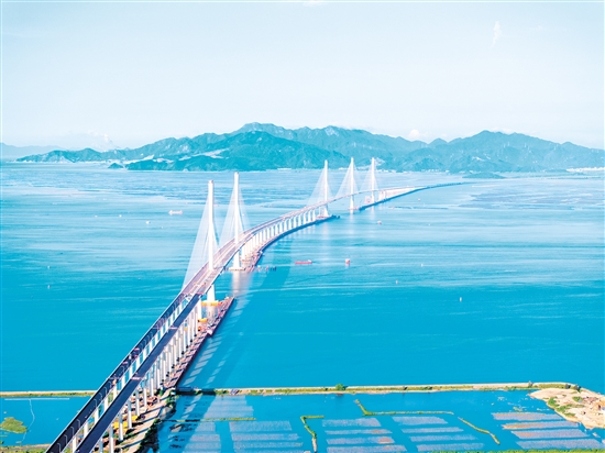 鳥瞰視角下的高欄港大橋（近）和黃茅海大橋（遠）。