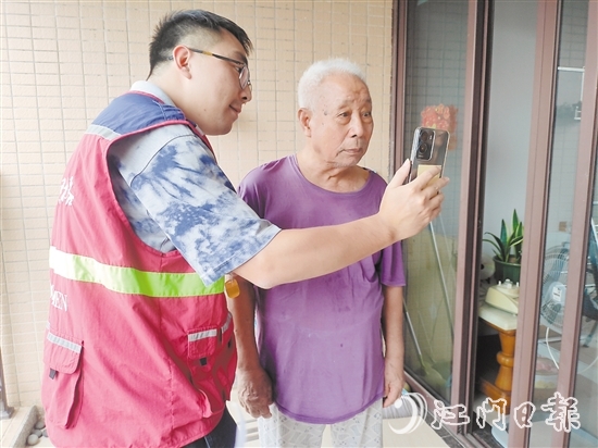 老年人在志愿者幫助下與親人視頻通話。 老年人在志愿者幫助下與親人視頻通話。
