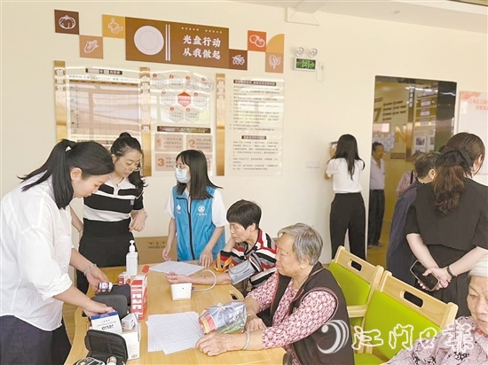 江南街道提供一站式養(yǎng)老服務(wù)，為老年人免費體檢。