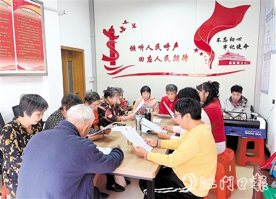 文昌沙社區(qū)居民在黨群服務中心開展“唱響鄰里好聲音”紅歌獻唱活動。