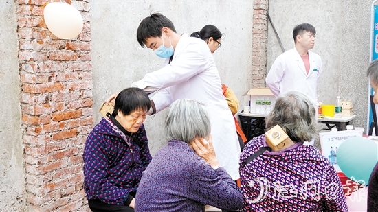 村民在中醫(yī)集市可以體驗刮痧、艾灸、拔罐等中醫(yī)療法。