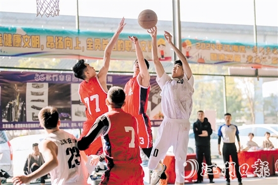 球員在賽事收官戰(zhàn)中拼盡全力、賽出風(fēng)采。