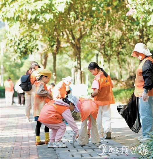 江門市范羅岡小學(xué)家長(zhǎng)志愿服務(wù)隊(duì)通過(guò)“大手拉小手”的形式，在范羅岡小學(xué)濱江校區(qū)周邊開展全方位清潔巡查。