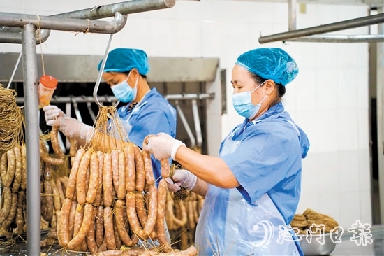 工人們正在制作禮樂臘味。邱昱