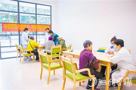 蓬江區(qū)北區(qū)衛(wèi)生院醫(yī)務(wù)人員到甘化社區(qū)居家養(yǎng)老服務(wù)站開展義診活動(dòng)。