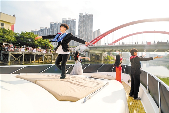 活動現(xiàn)場，一艘游艇出現(xiàn)在江門河上，飄出悠揚的歌聲，船上的演員身著禮服載歌載舞。郭永樂