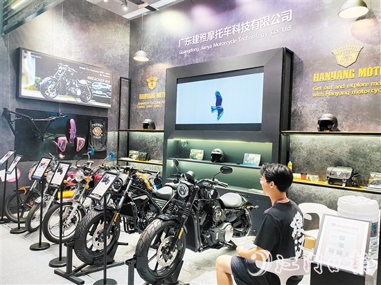 蓬江區(qū)摩托車企業(yè)積極往外拓展市場、尋找出路。圖為第136屆廣交會上的建雅摩托展位。