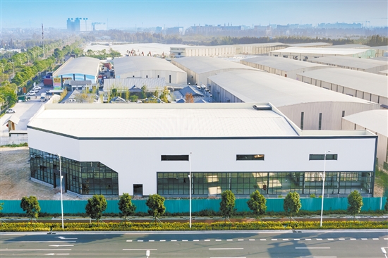 新華城商鋪?lái)?xiàng)目正在加緊建設(shè)，這是該村招商引資的新引擎。