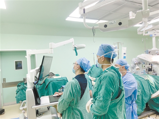 根據(jù)機(jī)器人的導(dǎo)航，骨科醫(yī)護(hù)團(tuán)隊(duì)為患者精準(zhǔn)置入內(nèi)植入物。